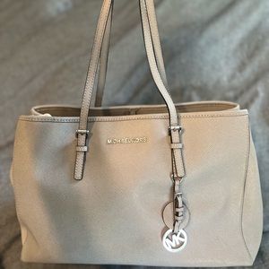 Michael kors jet set tote medium